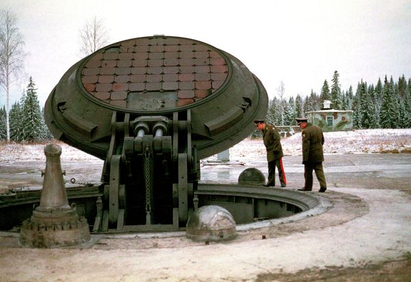 Russian high ranking military officials, look into an opened silo of a Russian intercontinental ballistic Topol-M missile somewhere at undisclosed location in Russia in this 2001 photo Russian high ranking military officials, look into an opened silo of a Russian intercontinental ballistic Topol-M missile somewhere at undisclosed location in Russia in this 2001 photo - Sputnik International