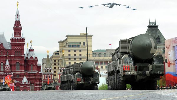 Russian Topol-M ballistic missiles drive through Red Square during a Victory Day parade rehearsal in Moscow on May 6, 2010 - Sputnik International