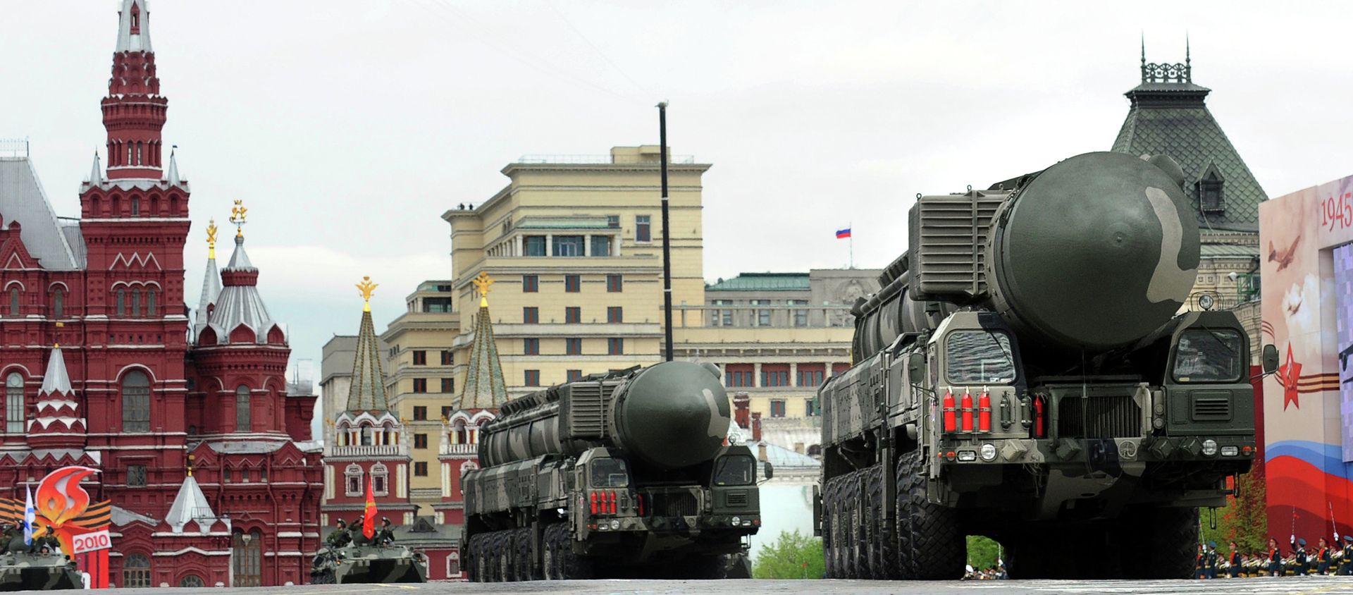 Russian Topol-M ballistic missiles drive through Red Square during a Victory Day parade rehearsal in Moscow on May 6, 2010 Russian Topol-M ballistic missiles drive through Red Square during a Victory Day parade rehearsal in Moscow on May 6, 2010 - Sputnik International, 1920, 24.05.2021