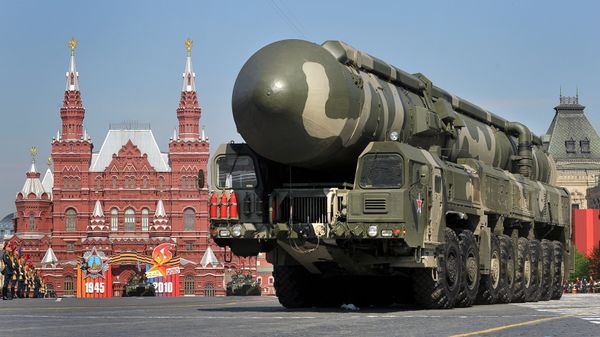 Russian Topol-M intercontinental ballistic misiles drive through Red Square during the Victory Day parade in Moscow on May 9, 2010 Russian Topol-M intercontinental ballistic misiles drive through Red Square during the Victory Day parade in Moscow on May 9, 2010 - Sputnik International