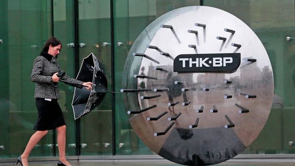 A woman walks outside the TNK-BP headquarters in Moscow, Russia. - Sputnik International