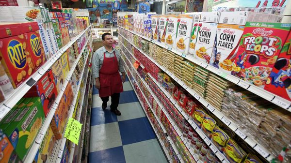 A grocery store employee walks through an aisle. - Sputnik International