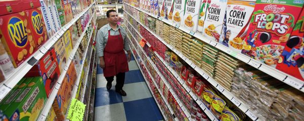 A grocery store employee walks through an aisle. A grocery store employee walks through an aisle. - Sputnik International