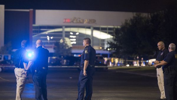 Officials stand by the scene outside the movie theatre where a man opened fire on film goers in Lafayette, Louisiana July 23, 2015 - Sputnik International