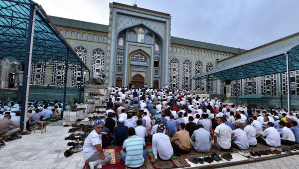Muslims in Dushanbe celebrate the end of the Holy Month of Ramadan. Muslims in Dushanbe celebrate the end of the Holy Month of Ramadan. - Sputnik International
