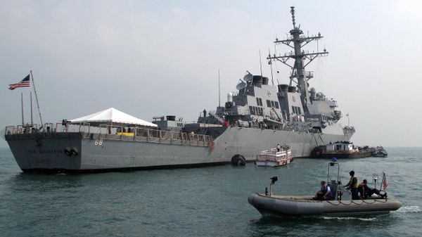 A patrol boat guards the USS The Sullivans (DDG-68) - Sputnik International
