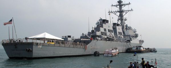 A patrol boat guards the USS The Sullivans (DDG-68) - Sputnik International