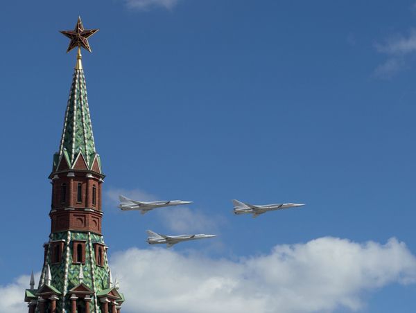 Tupolev Tu-22M3 strategic bombers flying past the Kremlin during a rehearsal for the parade marking the 70th anniversary of victory in the Great Patriotic War, May 2015. - Sputnik International