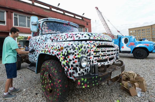 Artists transform old Russian trucks with bright colors and creative patterns. Artists transform old Russian trucks with bright colors and creative patterns. - Sputnik International