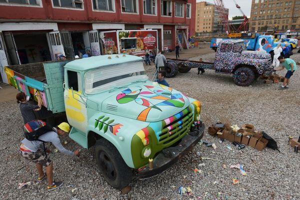 Artists painting ZiL trucks at the former Moscow Joint-Stock Company Likhachov Plant. Artists painting ZiL trucks at the former Moscow Joint-Stock Company Likhachov Plant. - Sputnik International