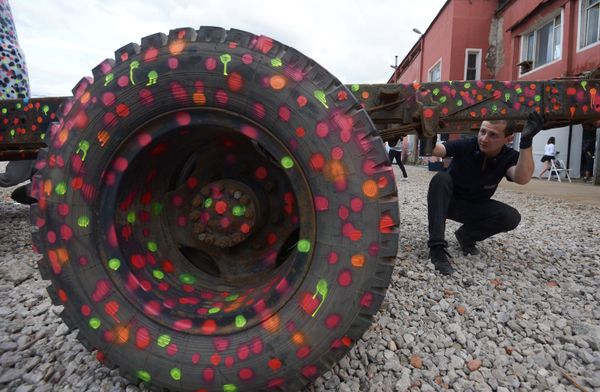 Artists painting ZiL trucks at the former Moscow Joint-Stock Company Likhachov Plant. Artists painting ZiL trucks at the former Moscow Joint-Stock Company Likhachov Plant. - Sputnik International