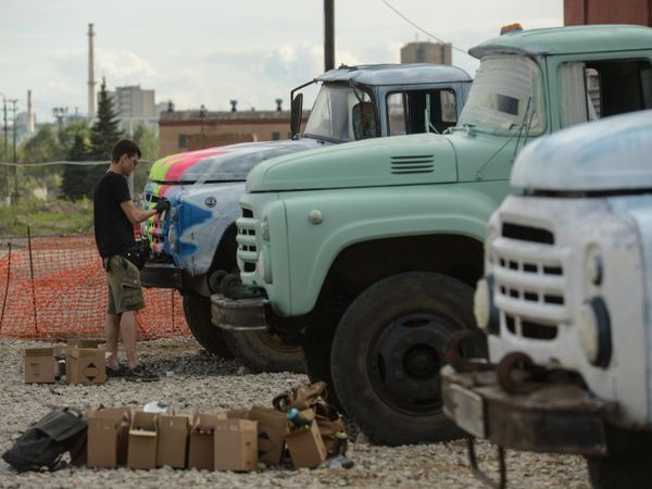 An artist painting ZiL trucks at the former Moscow Joint-Stock Company Likhachov Plant. An artist painting ZiL trucks at the former Moscow Joint-Stock Company Likhachov Plant. - Sputnik International