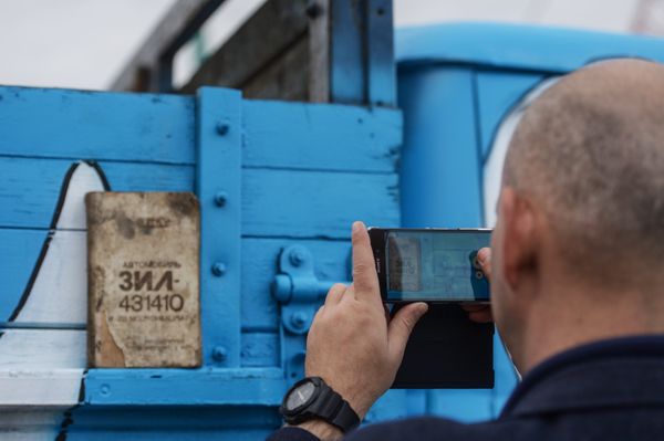 A visitor is taking a photo of the ZiL 431410 truck. A visitor is taking a photo of the ZiL 431410 truck. - Sputnik International
