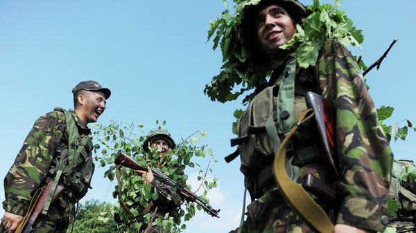 Ukrainian servicemen wearing camouflage take part in a military drill with US troops in Yavoriv polygon, Lviv district, western Ukraine, on July 22, 2015 Ukrainian servicemen wearing camouflage take part in a military drill with US troops in Yavoriv polygon, Lviv district, western Ukraine, on July 22, 2015 - Sputnik International