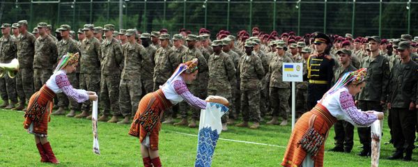 Ukrainian folk dancers perform for Ukrainian and US servicemen in a ceremony for joint-drill exercises between the two countries in Yavoriv polygon, Lviv district, western Ukraine on July 20, 2015 - Sputnik International