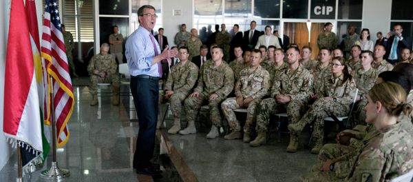 US Defence Secretary Ashton Carter (C) talks to multinational troops at the Arbil International Airport in the capital of the autonomous northern Iraqi region on July 24, 2015 US Defence Secretary Ashton Carter (C) talks to multinational troops at the Arbil International Airport in the capital of the autonomous northern Iraqi region on July 24, 2015 - Sputnik International