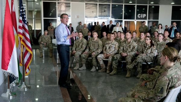 US Defence Secretary Ashton Carter (C) talks to multinational troops at the Arbil International Airport in the capital of the autonomous northern Iraqi region on July 24, 2015 US Defence Secretary Ashton Carter (C) talks to multinational troops at the Arbil International Airport in the capital of the autonomous northern Iraqi region on July 24, 2015 - Sputnik International