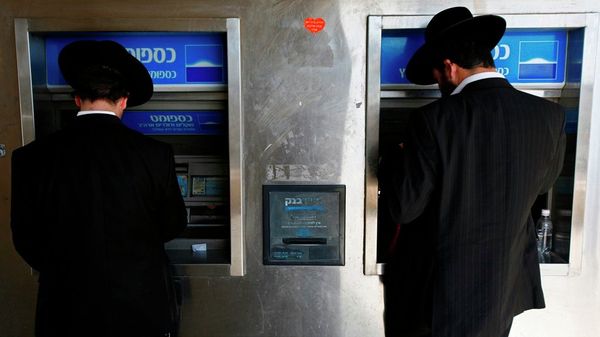 Two Ultra-Orthodox Jewish men take out money from a ATM machine in Jerusalem. - Sputnik International
