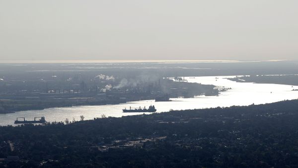 In this aerial photo taken from above New Orleans, ships on the MIssissippi River and refineries in St. Bernard Parish, La. - Sputnik International