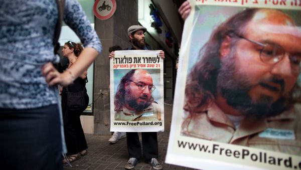 Israeli protesters hold posters demanding the release of Jonathan Pollard, a Jewish American who was jailed for life in 1987 on charges of spying on the United States, as they stand outside the U.S. embassy in Tel Aviv, Israel. Israeli protesters hold posters demanding the release of Jonathan Pollard, a Jewish American who was jailed for life in 1987 on charges of spying on the United States, as they stand outside the U.S. embassy in Tel Aviv, Israel. - Sputnik International
