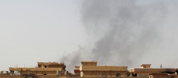 Smoke rises from the town of Baiji, north of Tikrit Smoke rises from the town of Baiji, north of Tikrit - Sputnik International