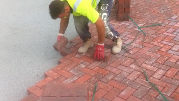 The way to quickly construct a brickwork. - Sputnik International