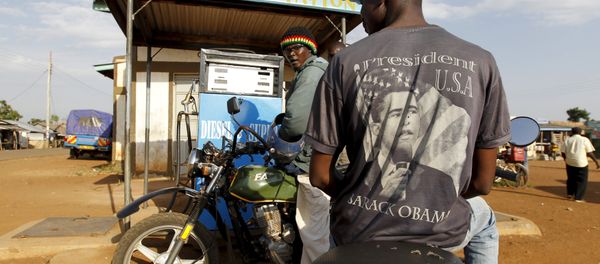 A motorcyclist wearing a T-shirt with the image of U.S. President Barack Obama waits for fuel at the trading centre in Kogelo, west of Kenya's capital Nairobi, July 15, 2015 A motorcyclist wearing a T-shirt with the image of U.S. President Barack Obama waits for fuel at the trading centre in Kogelo, west of Kenya's capital Nairobi, July 15, 2015 - Sputnik International