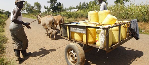 Men drive a donkey-cart as they carry water from a stream in the village of Nyang'oma Kogelo, west of Kenya's capital Nairobi, July 15, 2015. U.S - Sputnik International