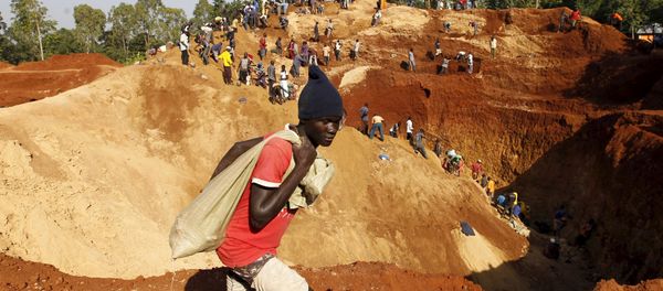 Gold prospectors work at an open-pit mine in the village of Kogelo, west of Kenya's capital Nairobi, July 15, 2015 Gold prospectors work at an open-pit mine in the village of Kogelo, west of Kenya's capital Nairobi, July 15, 2015 - Sputnik International