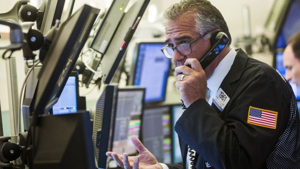 A trader works on the floor of the New York Stock Exchange shortly after the opening bell in New York, July 23, 2015 - Sputnik International