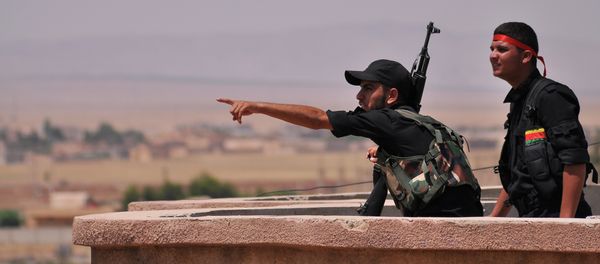 Fighters from the Kurdish People Protection Unit (YPG) monitor the horizon in the northeastern Syrian city of Hasakeh on June 28, 2015 - Sputnik International