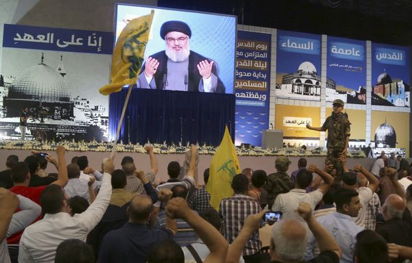 Supporters of Lebanon's Hezbollah leader Sayyed Hassan Nasrallah gesture as he appears on a screen during a rally to mark Quds (Jerusalem) Day in Beirut's southern suburbs July 10, 2015. - Sputnik International