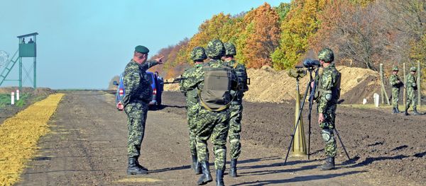 The State Border Service of Ukraine claimed that they have detained a KAMAZ truck with a Russian serviceman and ammunition at a checkpoint in the Donetsk region - Sputnik International