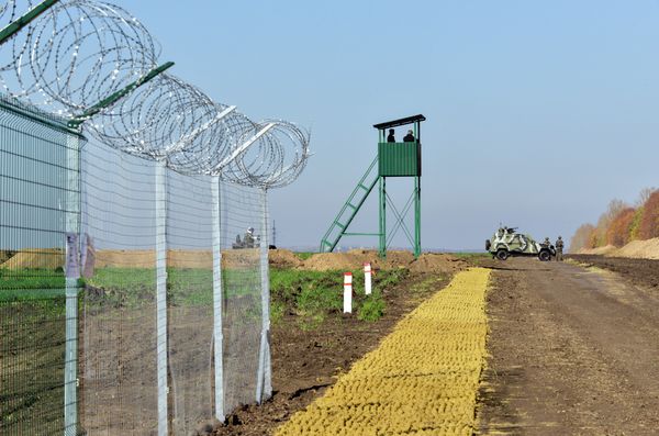 Urkainian border guards stand near an Armoured Personnel Carrier (APCs) parked near a newly constructed part of the border near the Goptivka border crossing on the Urkainian-Russian border, north of Kharkiv, eastern Ukraine, on October 15, 2014 - Sputnik International
