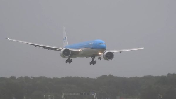 Airliner Lands During Storm - Sputnik International