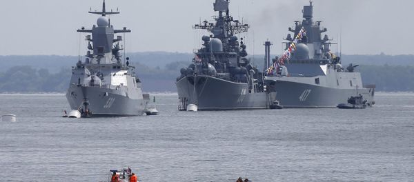 (L-R) Russian navy corvette Steregushchy, destroyer Nastoichivy and frigate Admiral Gorshkov are anchored in a bay of the Russian fleet base in Baltiysk in Kaliningrad region, Russia, July 19, 2015 - Sputnik International