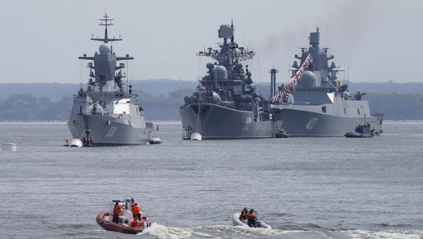 (L-R) Russian navy corvette Steregushchy, destroyer Nastoichivy and frigate Admiral Gorshkov are anchored in a bay of the Russian fleet base in Baltiysk in Kaliningrad region, Russia, July 19, 2015 - Sputnik International