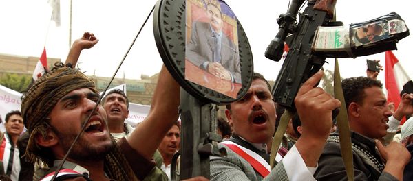 Yemeni protesters hold rifels with portraits of Yemen's former president Ali Abdullah Saleh hung on them during a demonstration against airstrikes carried out by the Saudi-led Arab coalition against Huthi militia in the capital Sanaa on April 3, 2015 - Sputnik International