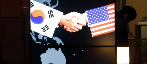 A visitor tour near the screen showing an image of a handshake by the U.S. and South Korean flags at the two countries' security alliance exhibition hall at the Korea War Memorial Museum in Seoul, South Korea - Sputnik International