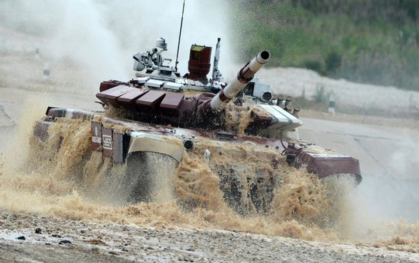 The Russian crew during the Tank Biathlon 2014 world championship in the training ground of the 2nd Guards Taman Motorized Rifle Division, in the village of Alabino - Sputnik International