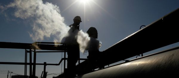 A Libyan oil worker, works at a refinery inside the Brega oil complex, in Brega, eastern Libya - Sputnik International