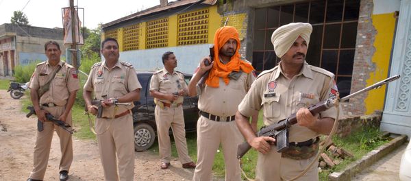 Indian Army personnel take position during an encounter with armed attackers at the police station in Dinanagar town, in the Gurdaspur district of Punjab state on July 27, 2015 Indian Army personnel take position during an encounter with armed attackers at the police station in Dinanagar town, in the Gurdaspur district of Punjab state on July 27, 2015 - Sputnik International