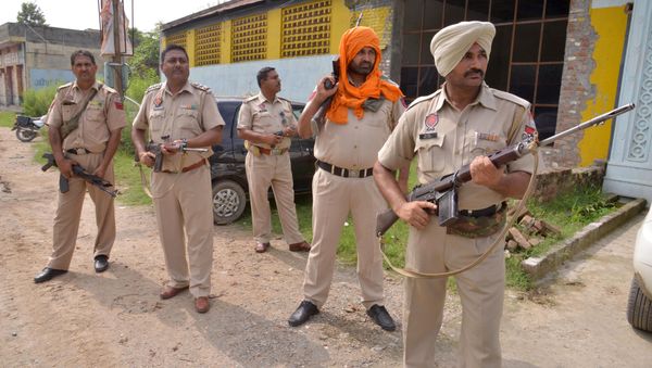Indian Army personnel take position during an encounter with armed attackers at the police station in Dinanagar town, in the Gurdaspur district of Punjab state on July 27, 2015 - Sputnik International