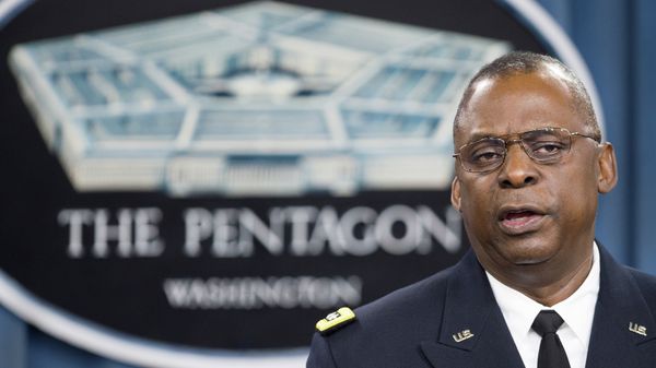 Commander of US Central Command Gen. Lloyd Austin III conducts a media briefing on Operation Inherent Resolve, the international military effort against (IS) Islamic State group, on October 17, 2014 - Sputnik International