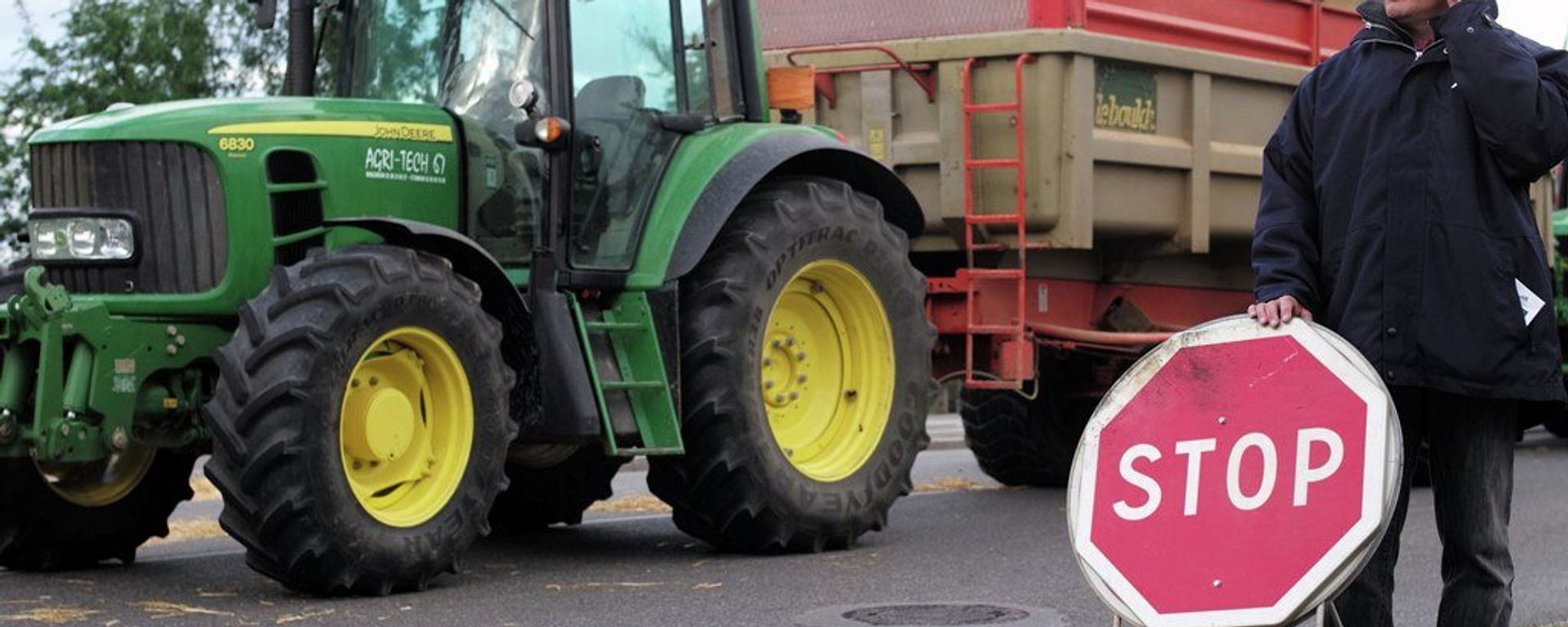 French farmers control trucks at the French-German border on the Rhine bridge in Strasbourg, eastern France, in order to stop importation of foreign meat and milk products in France, Monday, July 27, 2015. - Sputnik International, 1920, 13.01.2024