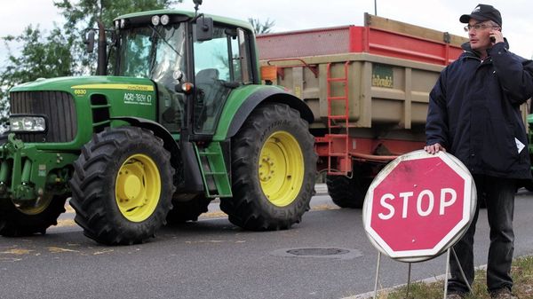 French farmers control trucks at the French-German border on the Rhine bridge in Strasbourg, eastern France, in order to stop importation of foreign meat and milk products in France, Monday, July 27, 2015. - Sputnik International