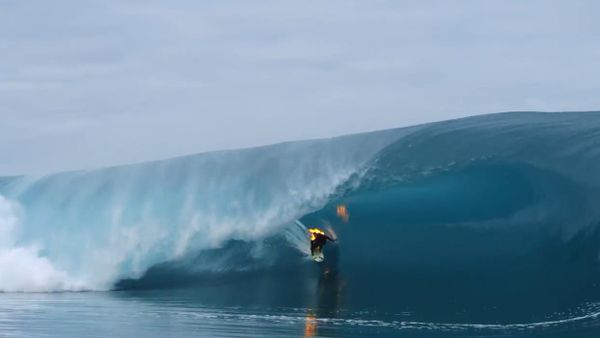 Jamie O'Brien Surfs Teahupo'o on Fire - Sputnik International