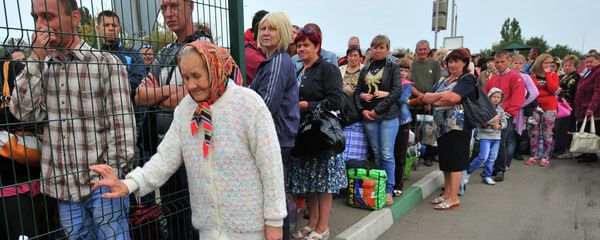 Ukrainian refugees line up to return to their homes in eastern Ukraine at the Russia-Ukraine border check point in the Russian town Donetsk, Rostov-on-Don region, Russia, Friday, Sept. 12, 2014. Ukrainian refugees line up to return to their homes in eastern Ukraine at the Russia-Ukraine border check point in the Russian town Donetsk, Rostov-on-Don region, Russia, Friday, Sept. 12, 2014. - Sputnik International