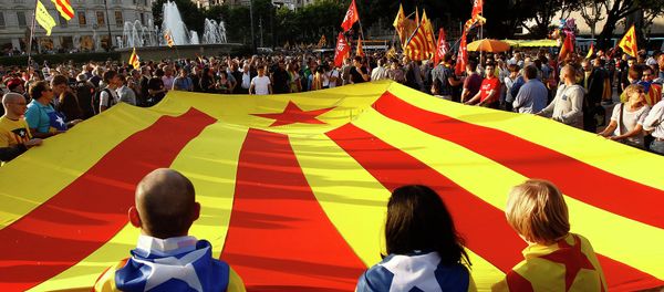 Supporters of an independant state of Catalonia and Republicans display a huge Catalan flag. File photo Supporters of an independant state of Catalonia and Republicans display a huge Catalan flag. File photo - Sputnik International