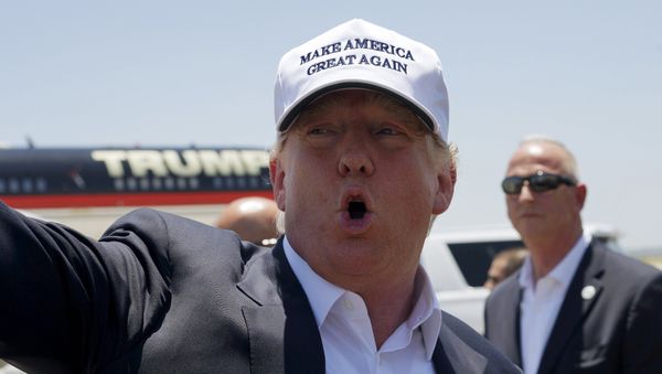 Republican presidential candidate Donald Trump talks to reporters as he arrives in Laredo, Texas July 23, 2015 - Sputnik International